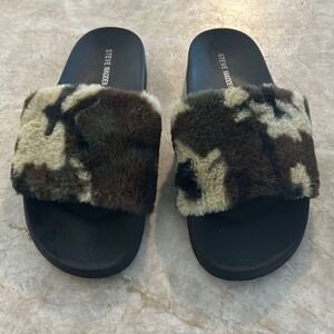 STEVE MADDEN Camo Fuzzy Slides